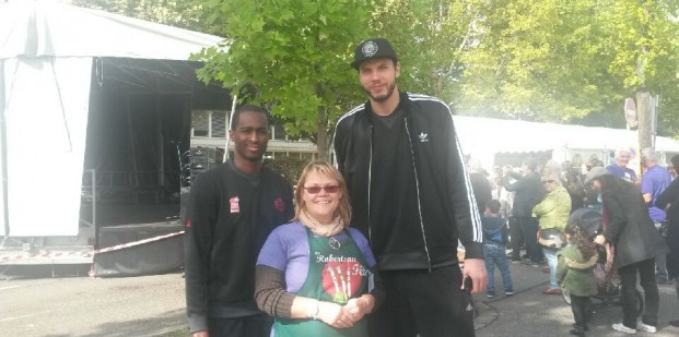 Carole et basketteurs SIG